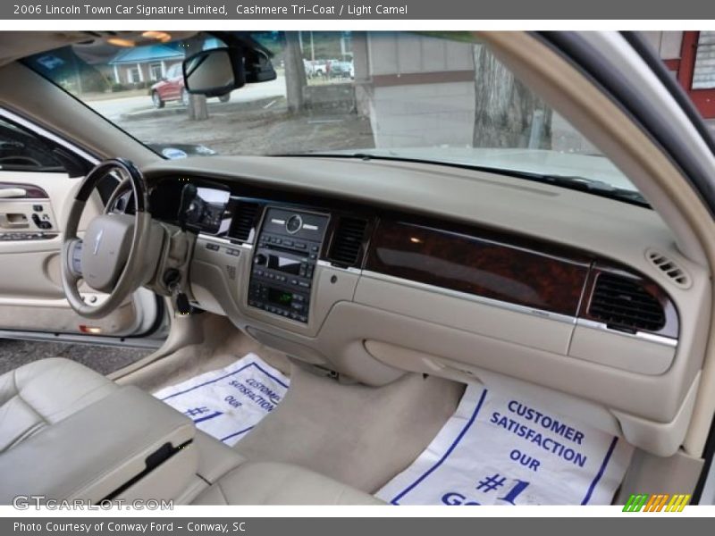 Cashmere Tri-Coat / Light Camel 2006 Lincoln Town Car Signature Limited
