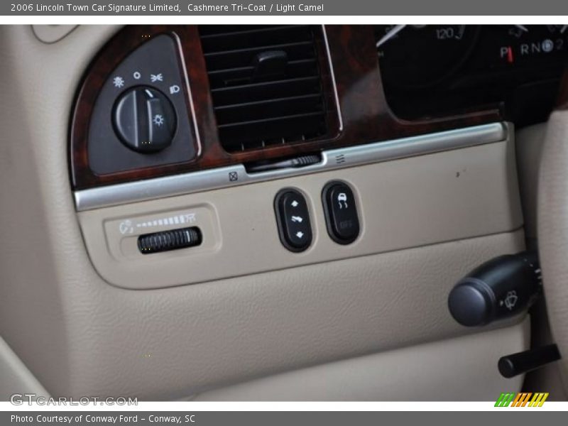 Cashmere Tri-Coat / Light Camel 2006 Lincoln Town Car Signature Limited