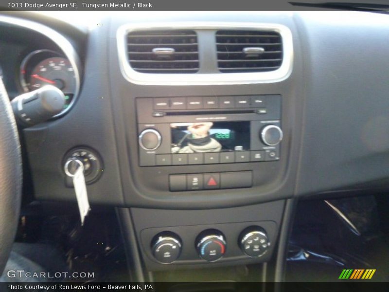 Tungsten Metallic / Black 2013 Dodge Avenger SE