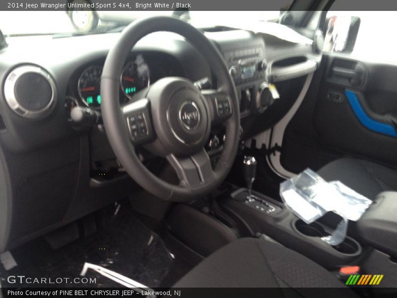 Bright White / Black 2014 Jeep Wrangler Unlimited Sport S 4x4