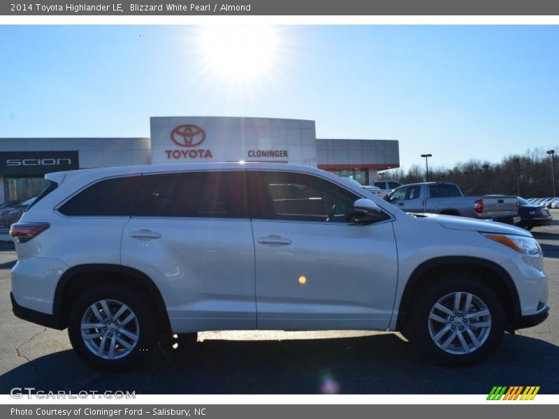 Blizzard White Pearl / Almond 2014 Toyota Highlander LE