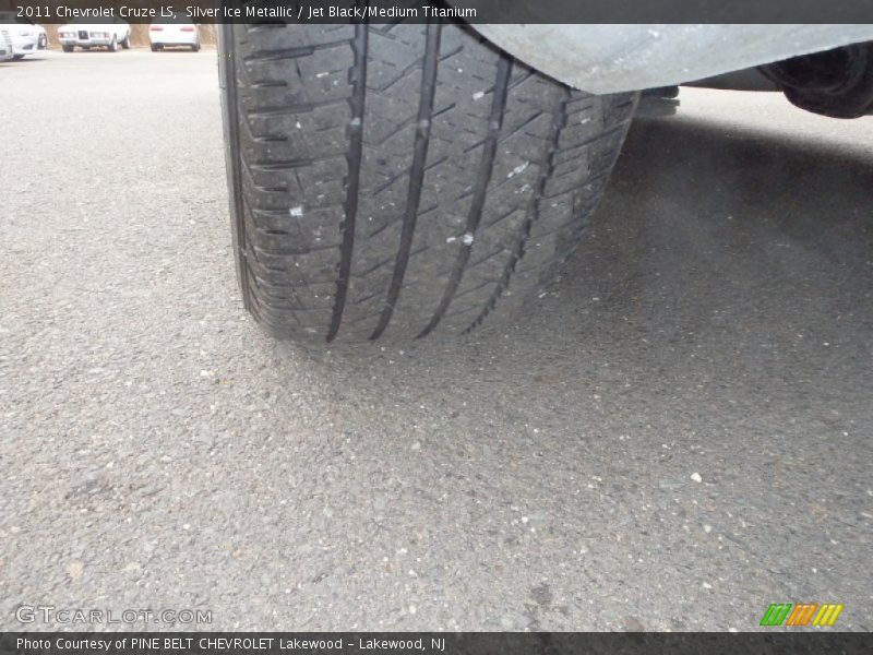 Silver Ice Metallic / Jet Black/Medium Titanium 2011 Chevrolet Cruze LS