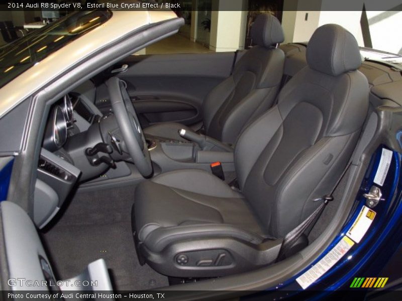Front Seat of 2014 R8 Spyder V8