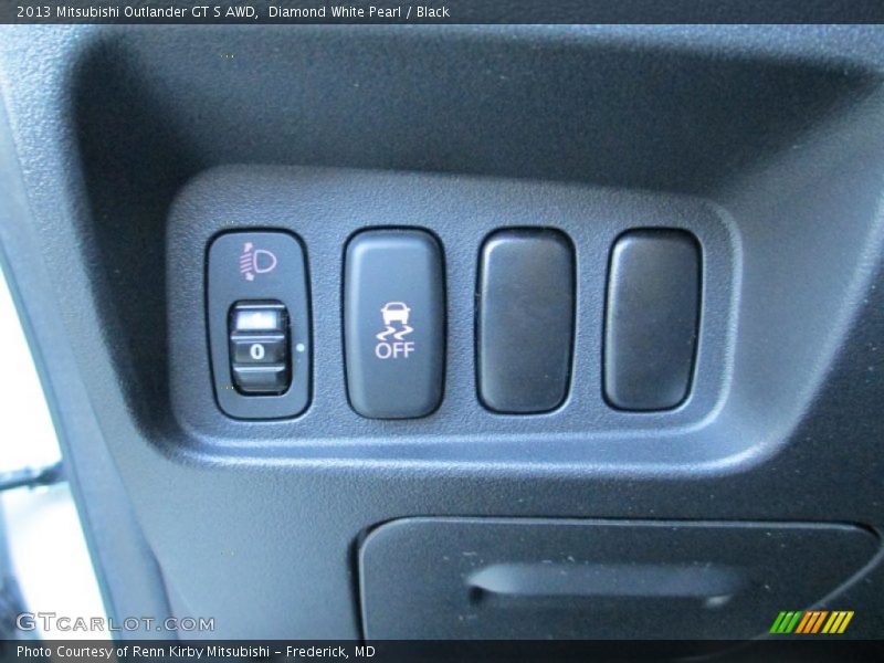 Diamond White Pearl / Black 2013 Mitsubishi Outlander GT S AWD