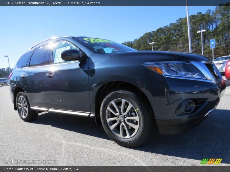 Front 3/4 View of 2014 Pathfinder SV