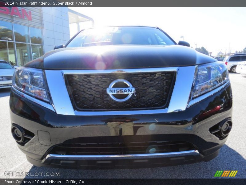 Super Black / Almond 2014 Nissan Pathfinder S