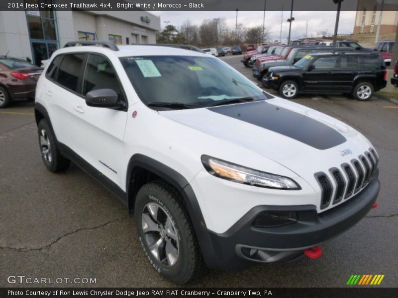 Front 3/4 View of 2014 Cherokee Trailhawk 4x4