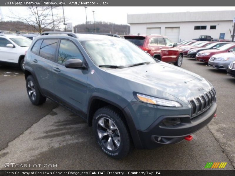 Front 3/4 View of 2014 Cherokee Trailhawk 4x4