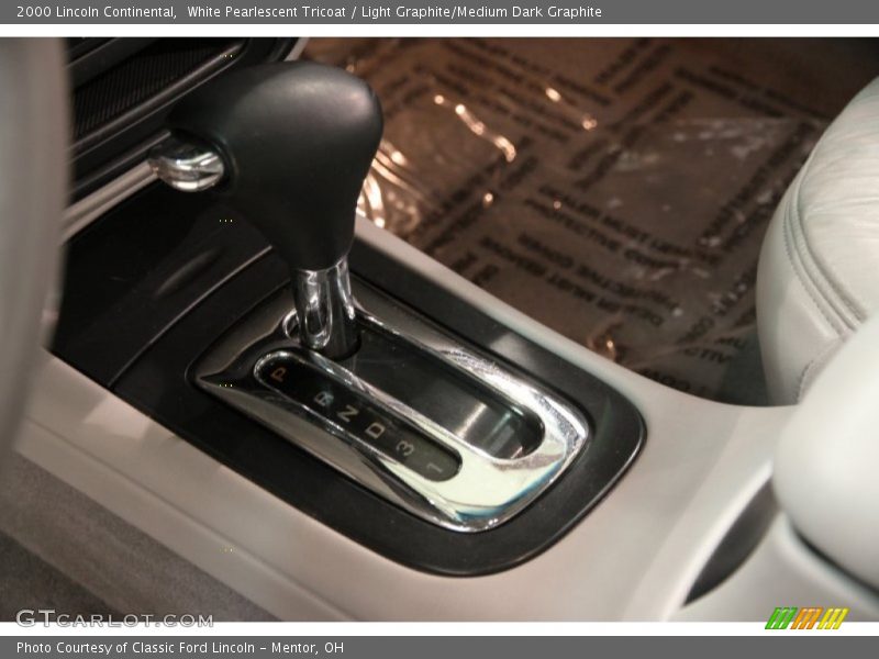 White Pearlescent Tricoat / Light Graphite/Medium Dark Graphite 2000 Lincoln Continental