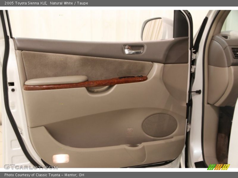 Natural White / Taupe 2005 Toyota Sienna XLE