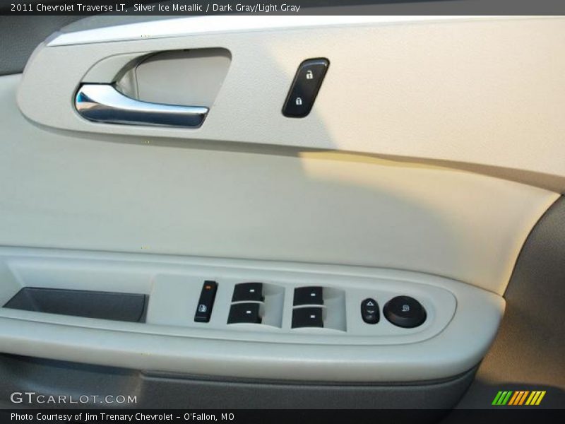 Silver Ice Metallic / Dark Gray/Light Gray 2011 Chevrolet Traverse LT