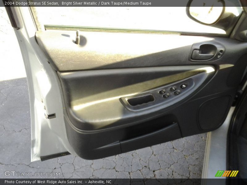 Bright Silver Metallic / Dark Taupe/Medium Taupe 2004 Dodge Stratus SE Sedan
