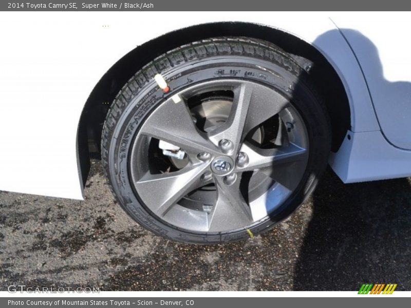 Super White / Black/Ash 2014 Toyota Camry SE