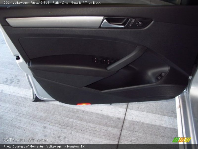 Reflex Silver Metallic / Titan Black 2014 Volkswagen Passat 2.5L S