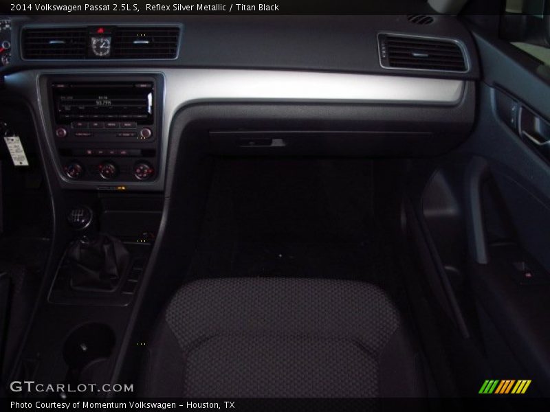 Reflex Silver Metallic / Titan Black 2014 Volkswagen Passat 2.5L S