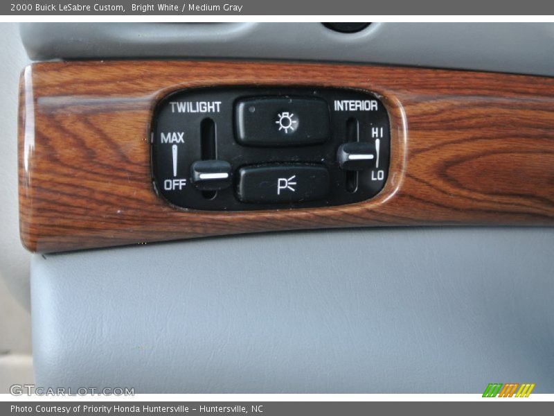 Bright White / Medium Gray 2000 Buick LeSabre Custom