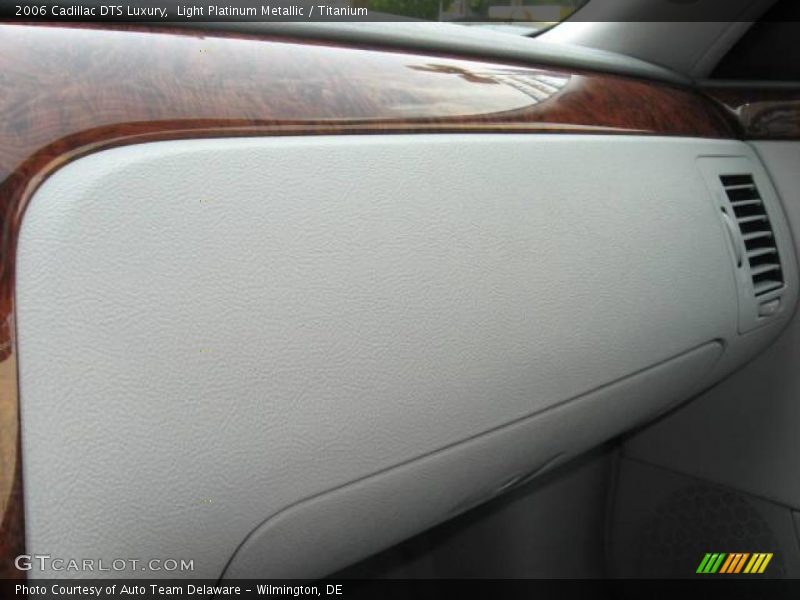 Light Platinum Metallic / Titanium 2006 Cadillac DTS Luxury