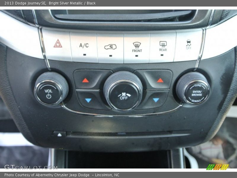 Bright Silver Metallic / Black 2013 Dodge Journey SE