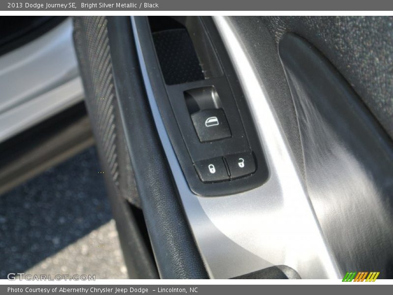 Bright Silver Metallic / Black 2013 Dodge Journey SE
