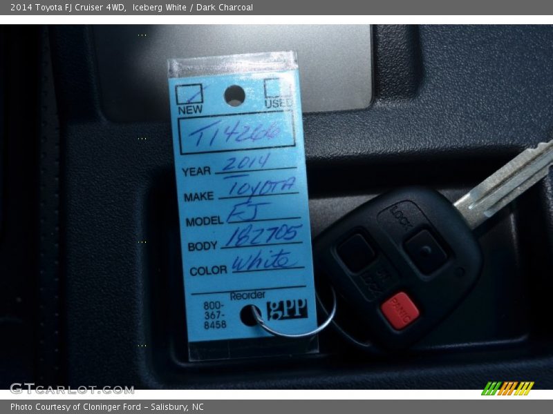 Iceberg White / Dark Charcoal 2014 Toyota FJ Cruiser 4WD