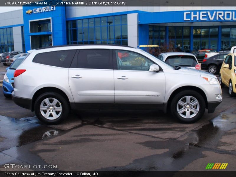 Silver Ice Metallic / Dark Gray/Light Gray 2009 Chevrolet Traverse LT