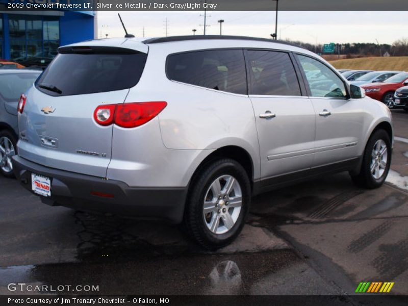 Silver Ice Metallic / Dark Gray/Light Gray 2009 Chevrolet Traverse LT