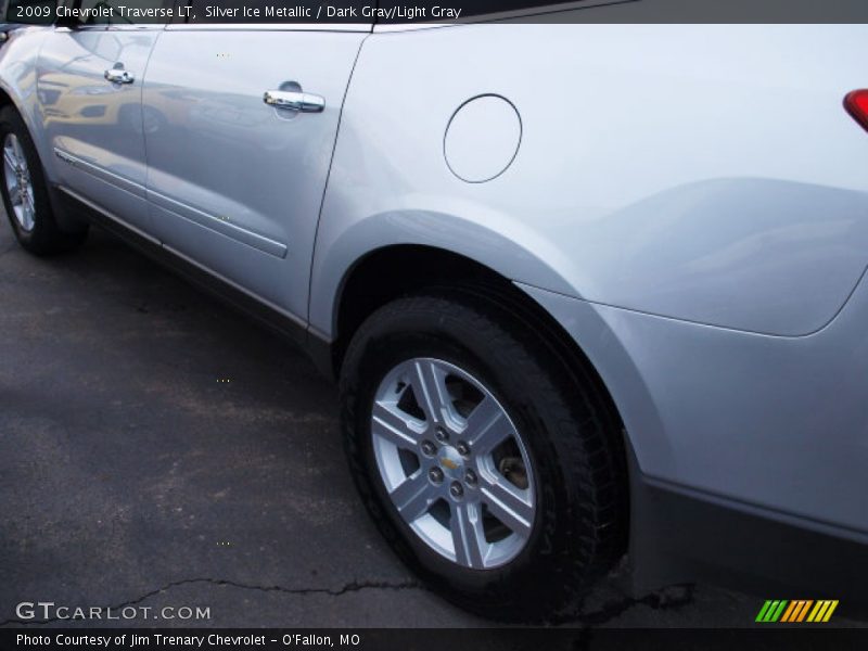 Silver Ice Metallic / Dark Gray/Light Gray 2009 Chevrolet Traverse LT