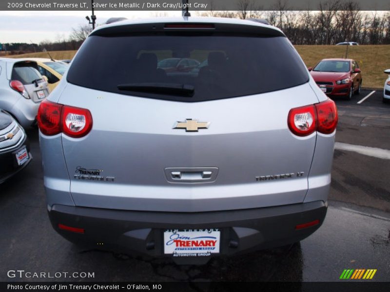 Silver Ice Metallic / Dark Gray/Light Gray 2009 Chevrolet Traverse LT