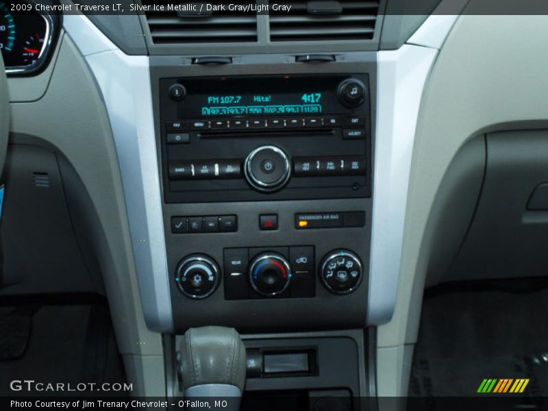 Silver Ice Metallic / Dark Gray/Light Gray 2009 Chevrolet Traverse LT