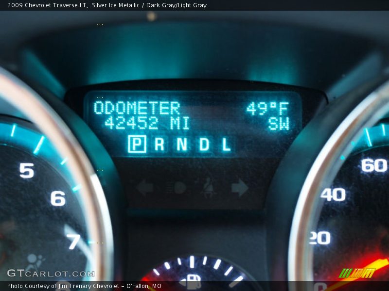 Silver Ice Metallic / Dark Gray/Light Gray 2009 Chevrolet Traverse LT