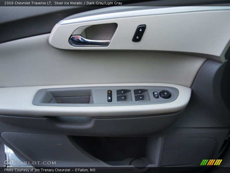 Silver Ice Metallic / Dark Gray/Light Gray 2009 Chevrolet Traverse LT