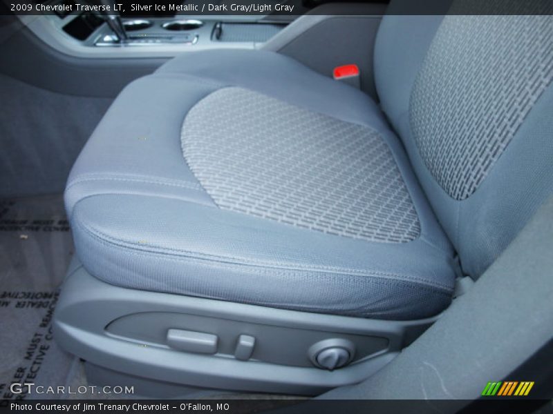 Silver Ice Metallic / Dark Gray/Light Gray 2009 Chevrolet Traverse LT