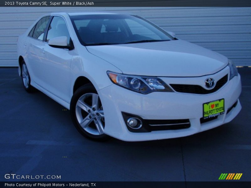 Super White / Black/Ash 2013 Toyota Camry SE