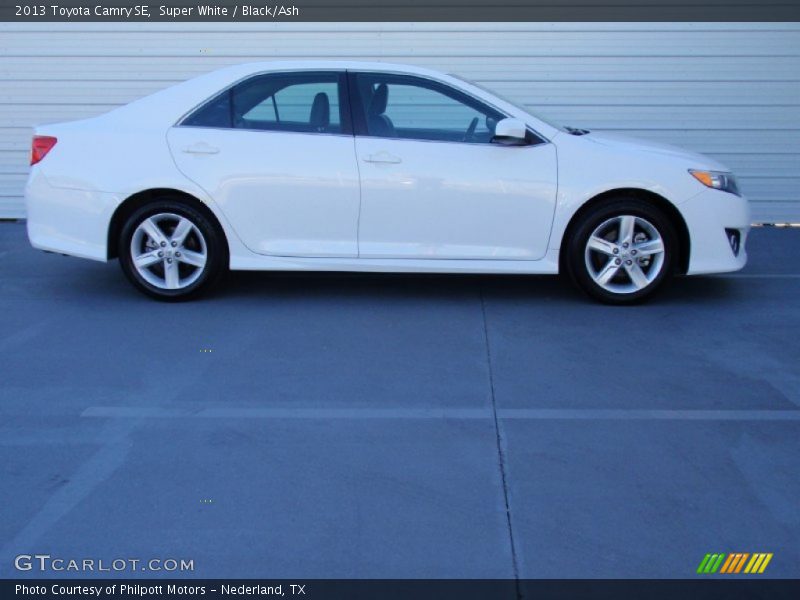 Super White / Black/Ash 2013 Toyota Camry SE