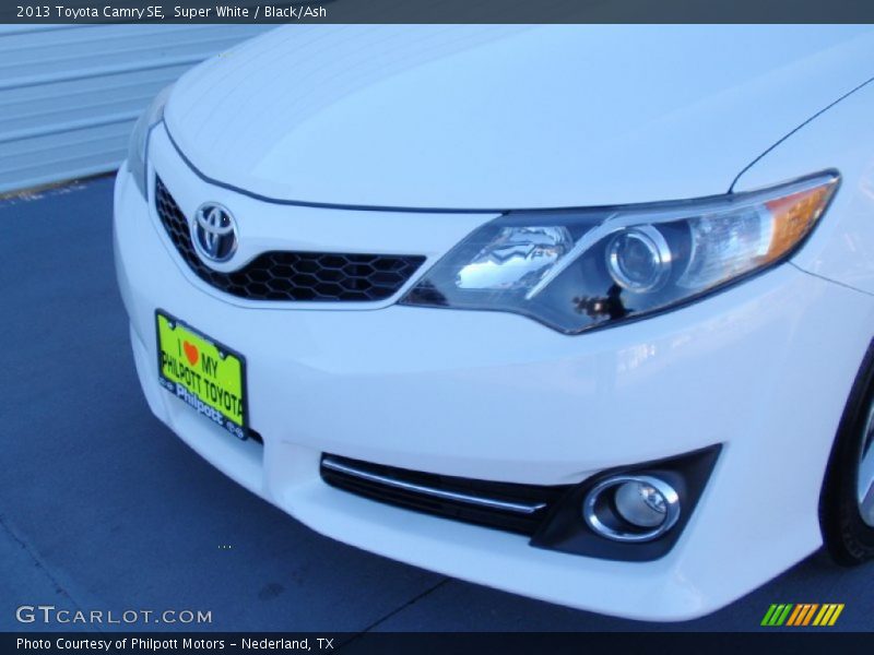 Super White / Black/Ash 2013 Toyota Camry SE