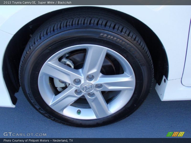 Super White / Black/Ash 2013 Toyota Camry SE