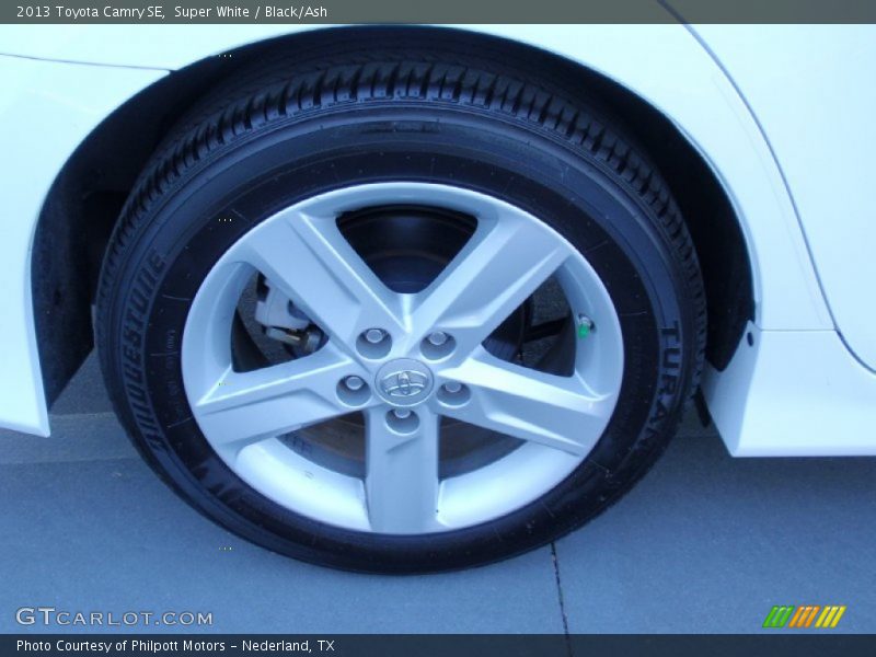 Super White / Black/Ash 2013 Toyota Camry SE