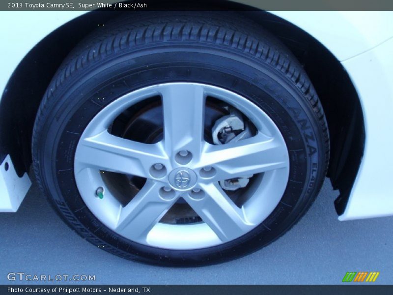 Super White / Black/Ash 2013 Toyota Camry SE