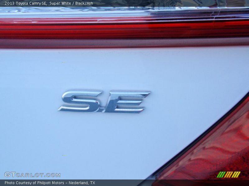 Super White / Black/Ash 2013 Toyota Camry SE