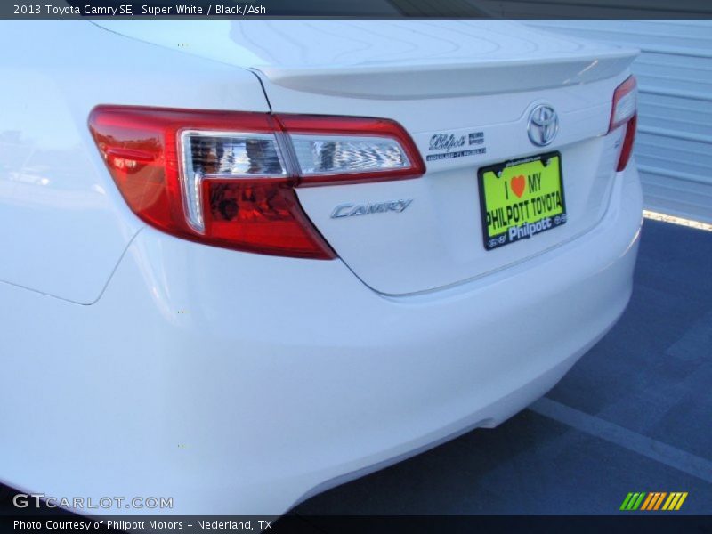 Super White / Black/Ash 2013 Toyota Camry SE