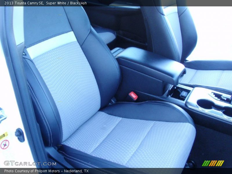 Super White / Black/Ash 2013 Toyota Camry SE
