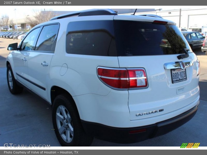Cream White / Tan 2007 Saturn Outlook XE