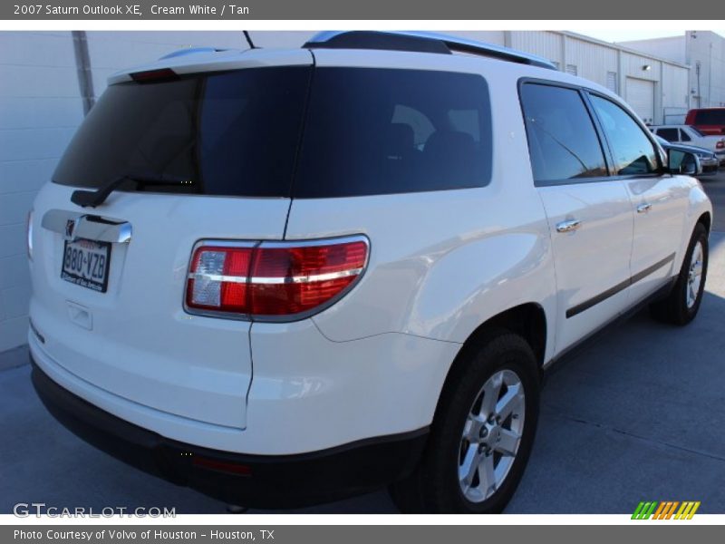 Cream White / Tan 2007 Saturn Outlook XE