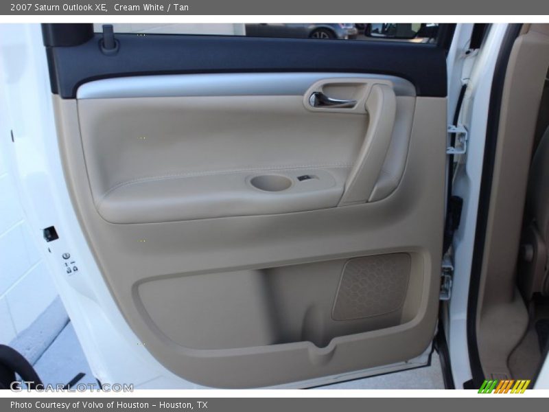 Cream White / Tan 2007 Saturn Outlook XE