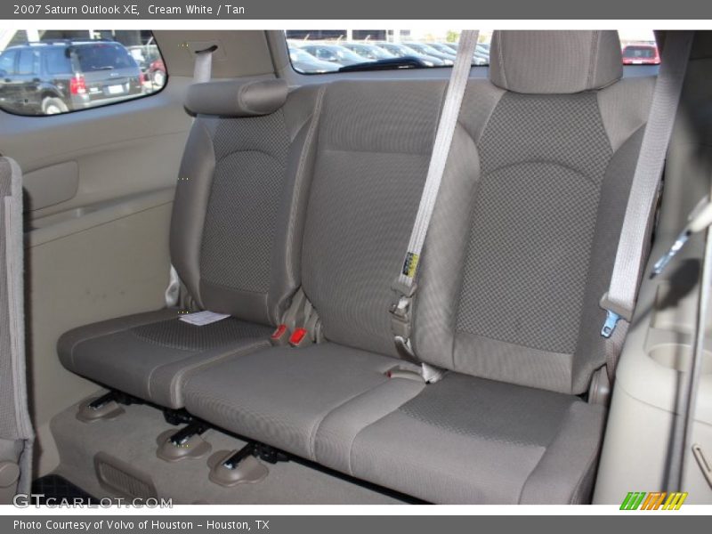 Cream White / Tan 2007 Saturn Outlook XE