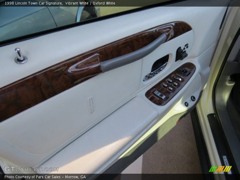 Vibrant White / Oxford White 1998 Lincoln Town Car Signature