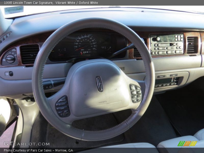 Vibrant White / Oxford White 1998 Lincoln Town Car Signature