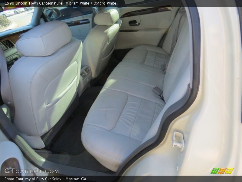 Vibrant White / Oxford White 1998 Lincoln Town Car Signature