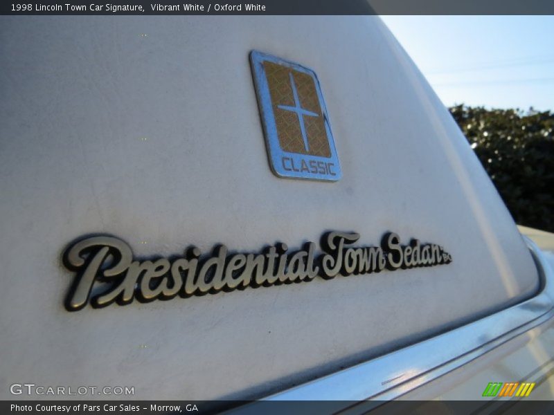 Vibrant White / Oxford White 1998 Lincoln Town Car Signature
