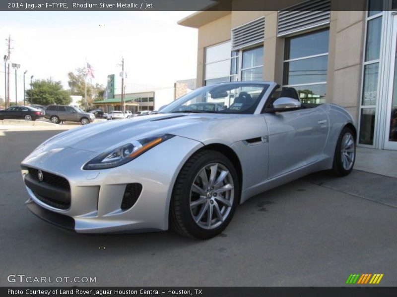 Front 3/4 View of 2014 F-TYPE 